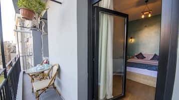 Hypo-allergenic bedding, in-room safe, desk, laptop workspace