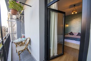 低刺激性寝具、セーフティボックス (室内)、デスク、防音設備