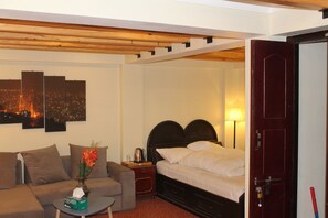 Comfort-Zimmer, 1 Doppelbett und Schlafsofa, Stadtblick | Bügeleisen/Bügelbrett, kostenloses WLAN, Bettwäsche