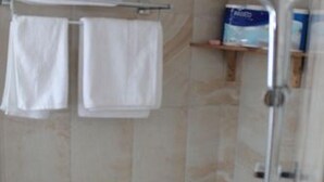 Shower, slippers, towels - Peace Gallery Inn (Lalitpur)