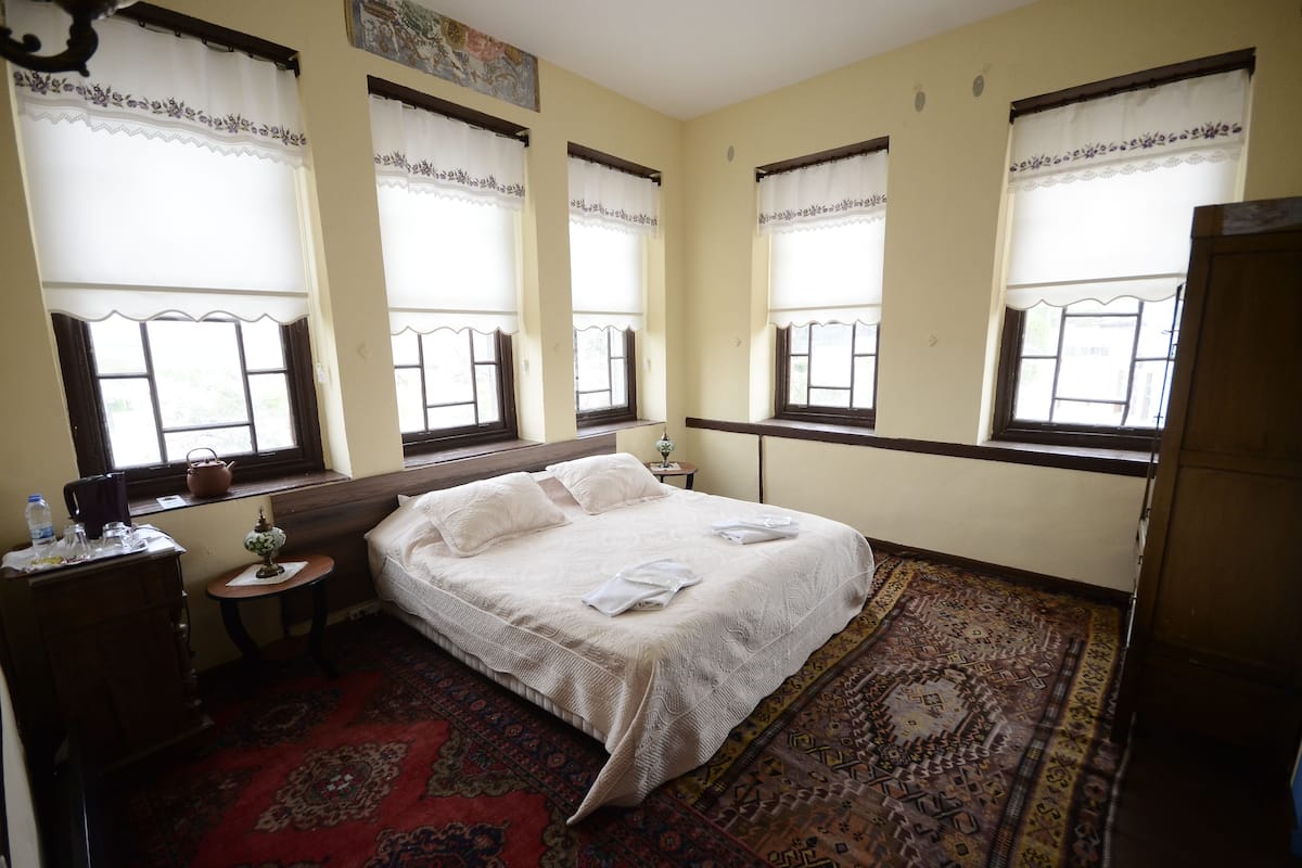 Family Triple Room | Desk, free cribs/infant beds, rollaway beds, free WiFi
