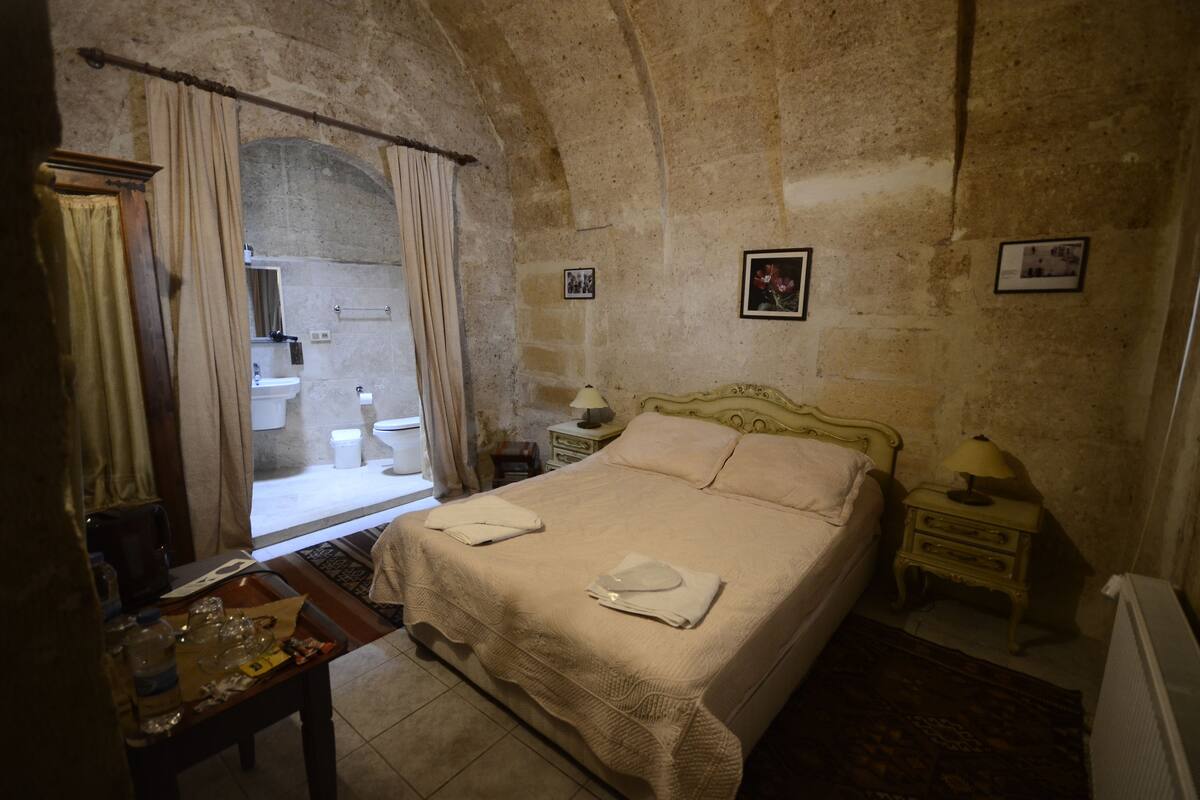 Standard Double Room | Desk, free cribs/infant beds, rollaway beds, free WiFi