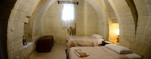 Habitación cuádruple estándar | Escritorio, cunas gratuitas, camas supletorias y wifi gratis