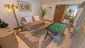 House (6 Bedrooms) | Interior