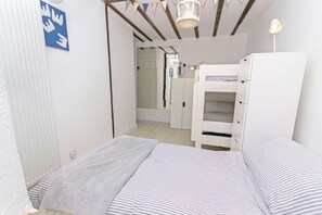 House (6 Bedrooms) | Interior