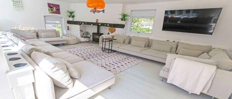 House (6 Bedrooms) | Interior