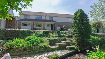 House (6 Bedrooms) | Interior