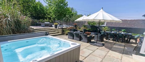 House (6 Bedrooms) | Front of property