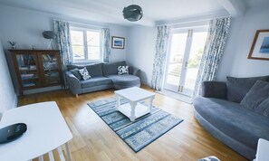 Flat-screen TV, fireplace, DVD player - Bridge Cottage Croyde 3-4 Bed, Sleeps 8, Hot Tub (Braunton)