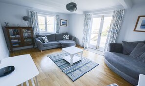 Casa de campo (3 Bedrooms) | Sala de estar | Televisión de pantalla plana, chimenea y reproductor de DVD