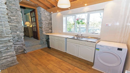 Streamways Nr Croyde 6 Bedroom, Sleeps 12-16, Hot Tub 