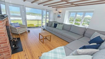 Cottage (4 Bedrooms) | Front of property