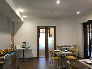 Petit déjeuner buffet servi tous les jours en supplément