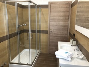 Suite Deluxe (NETTUNO) | Salle de bain | Douche, douche à « effet pluie », articles de toilette gratuits