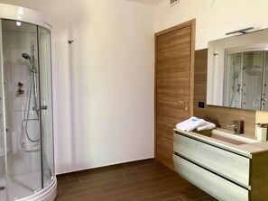 Suite Junior (CERERE) | Salle de bain | Douche, douche à « effet pluie », articles de toilette gratuits