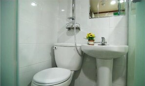 Douche, sèche-cheveux, chaussons, serviettes fournies