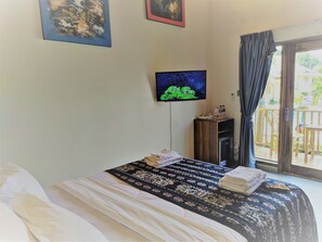 Blackout curtains, free WiFi, bed sheets - World BnB (Labuan Bajo)