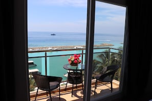 Deluxe tweepersoonskamer, uitzicht op zee | Uitzicht vanaf balkon