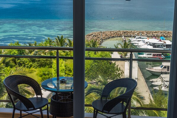 Deluxe tweepersoonskamer, uitzicht op zee | Uitzicht vanaf balkon