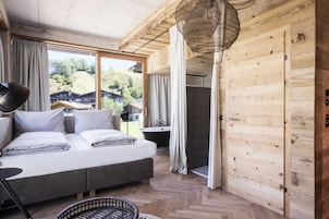 Quarto casal luxo, terraço, vista para a montanha | Cofres nos quartos, individualmente decorados