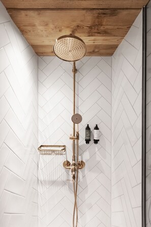 Habitación Confort doble, balcón | Ducha del cuarto de baño