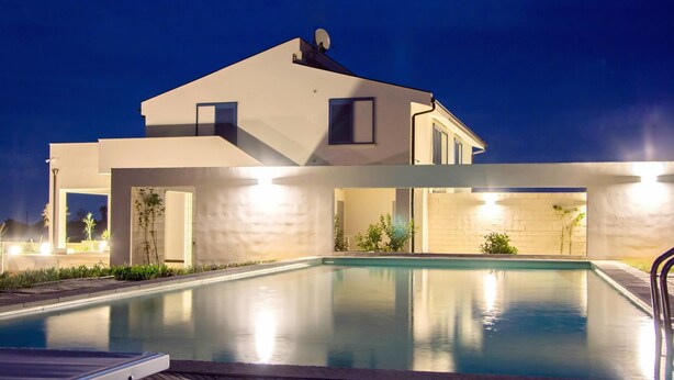 A modern house with a swimming pool, featuring a minimalist design and a flat roof. - Melus Maris (Syracuse)