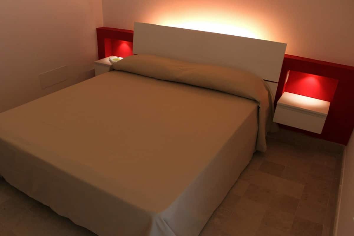 Een bureau, geluiddichte muren, babybedden, extra bedden
