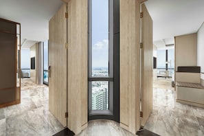 Eine moderne Wohnung mit großem Fenster, Blick auf die Stadt und minimalistischem Interieur.
