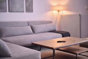 อพาร์ทเมนท์, 1 ห้องนอน (1.2) | บริเวณนั่งเล่น | ทีวี 60 ซม. พร้อมช่องเคเบิล