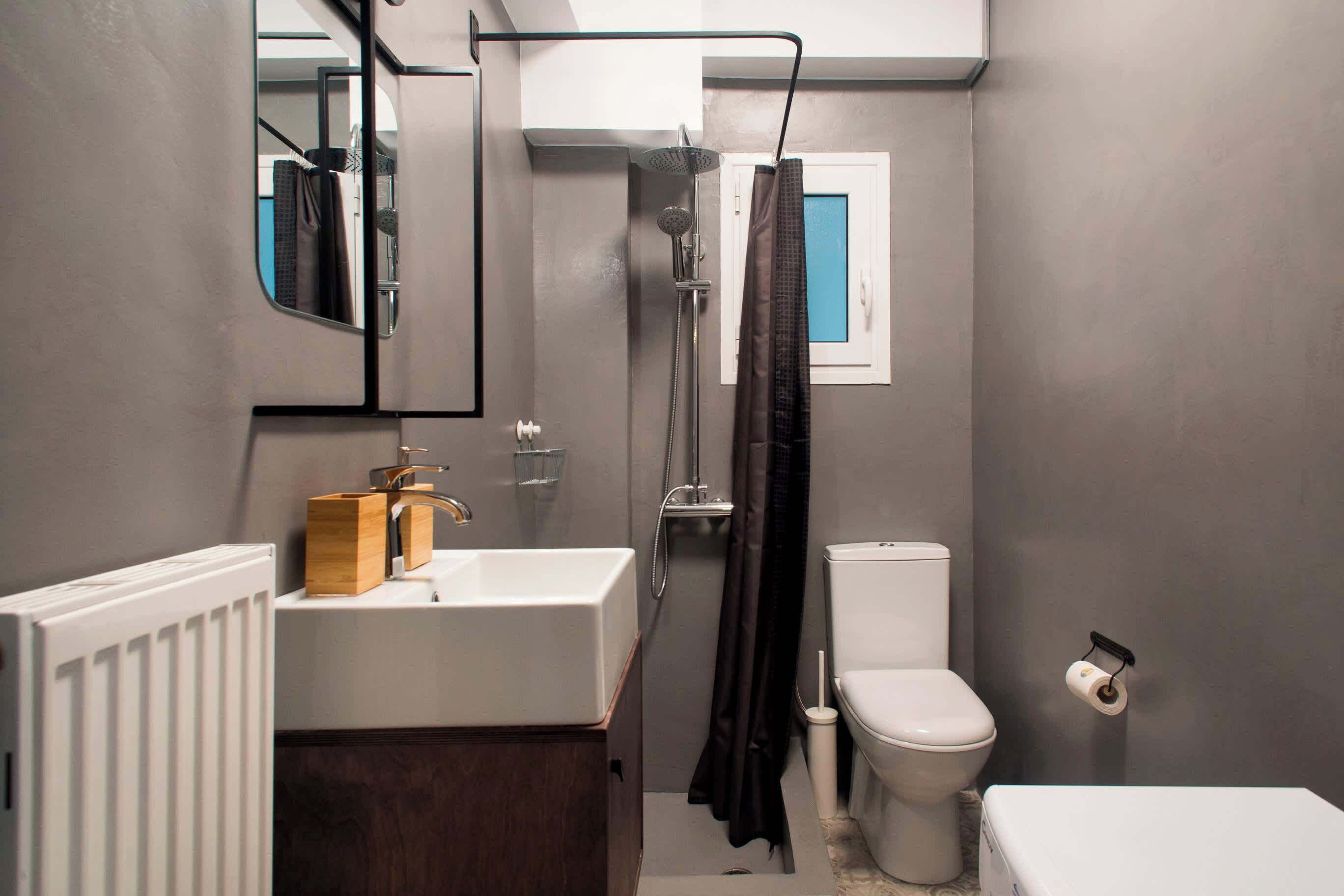 Apartment, 1 Bedroom (G1) | Bathroom | Shower, hair dryer, towels, soap