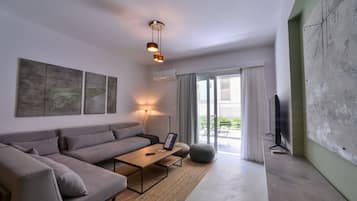 Apartment, 1 Bedroom (1.2) | Living room | Smart TV