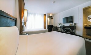 Kamar Twin Standar | Minibar, meja kerja, ruang kerja ramah laptop, dan tirai kedap cahaya