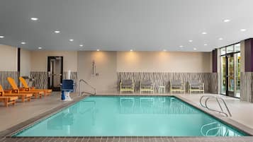 Kolam renang indoor, dengan kursi berjemur