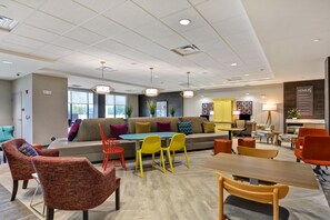 Lobby sitting area - Home2 Suites by Hilton Portland Hillsboro (Hillsboro)