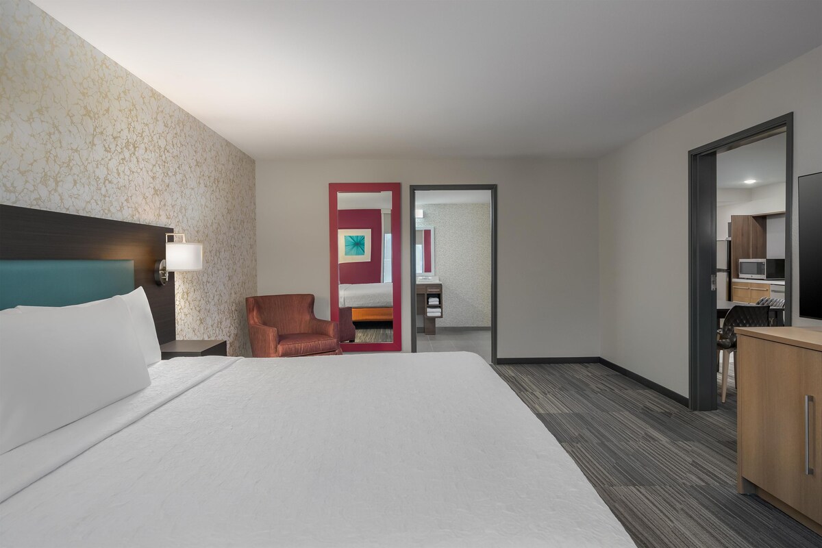 Hypo-allergenic bedding available, in-room safe, desk, laptop workspace