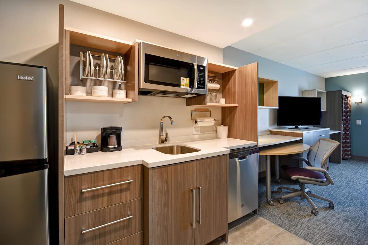 studio suite, 1 king bed, non smoking | hypo-allergenic bedding, in-room safe, desk, laptop workspace