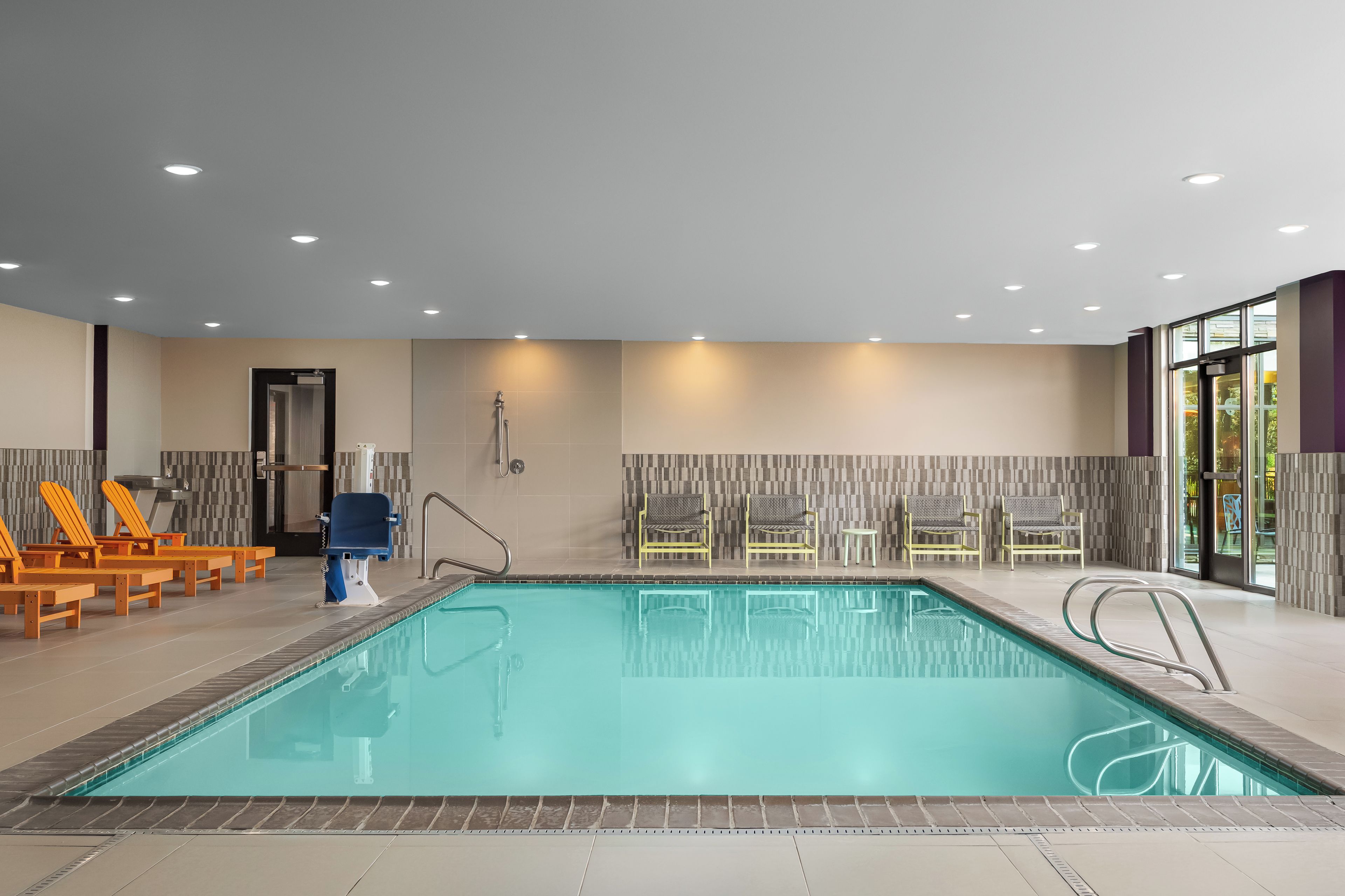Indoor pool, pool loungers