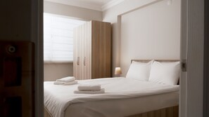 بديكورات فريدة لكل غرفة وطراز فريد لكل وحدة ومكتب وستائر تعتيم