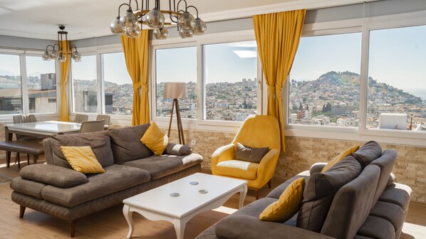 Deluxe Loft, Sea View | Living area