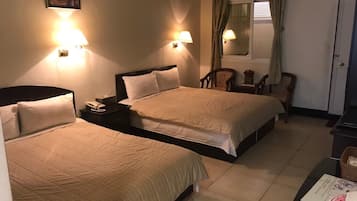 Vierpersoonskamer | Een bureau, gratis wifi, beddengoed