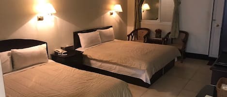 VIP Quadruple Room | Desk, free WiFi, bed sheets