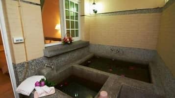 Ducha, artículos de tocador gratuitos, secador de pelo, pantuflas
