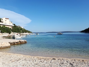 Una spiaggia nelle vicinanze