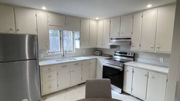 Frigorífico, microondas, horno y placa de cocina