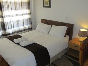 Comfort-Doppelzimmer (4) | Hochwertige Bettwaren, Zimmersafe, individuell dekoriert