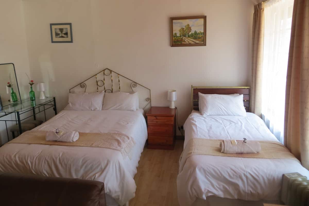 Family Studio (Ensuite) | Premium bedding, in-room safe, desk, laptop workspace