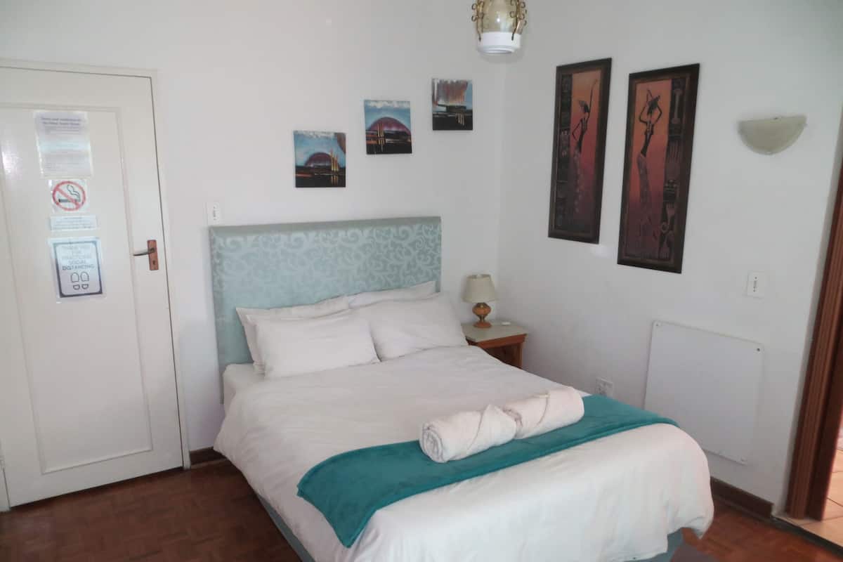 Premium bedding, in-room safe, desk, laptop workspace