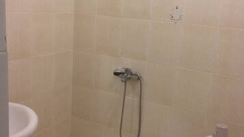 Camera Basic con letto matrimoniale o 2 letti singoli | Bagno | Doccia, set di cortesia gratuito, asciugacapelli, asciugamani