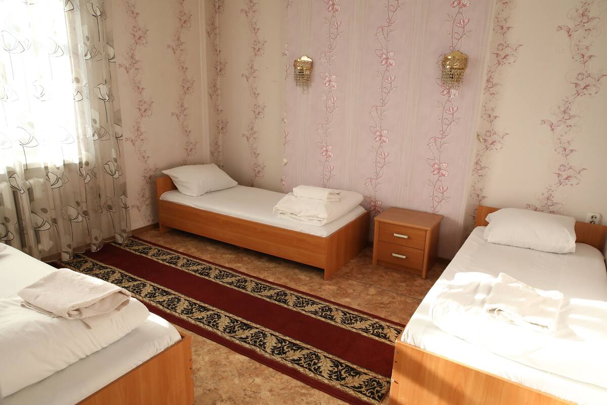 Economy Quadruple Room | Langsir/tirai gelap terus, seterika/papan seterika 