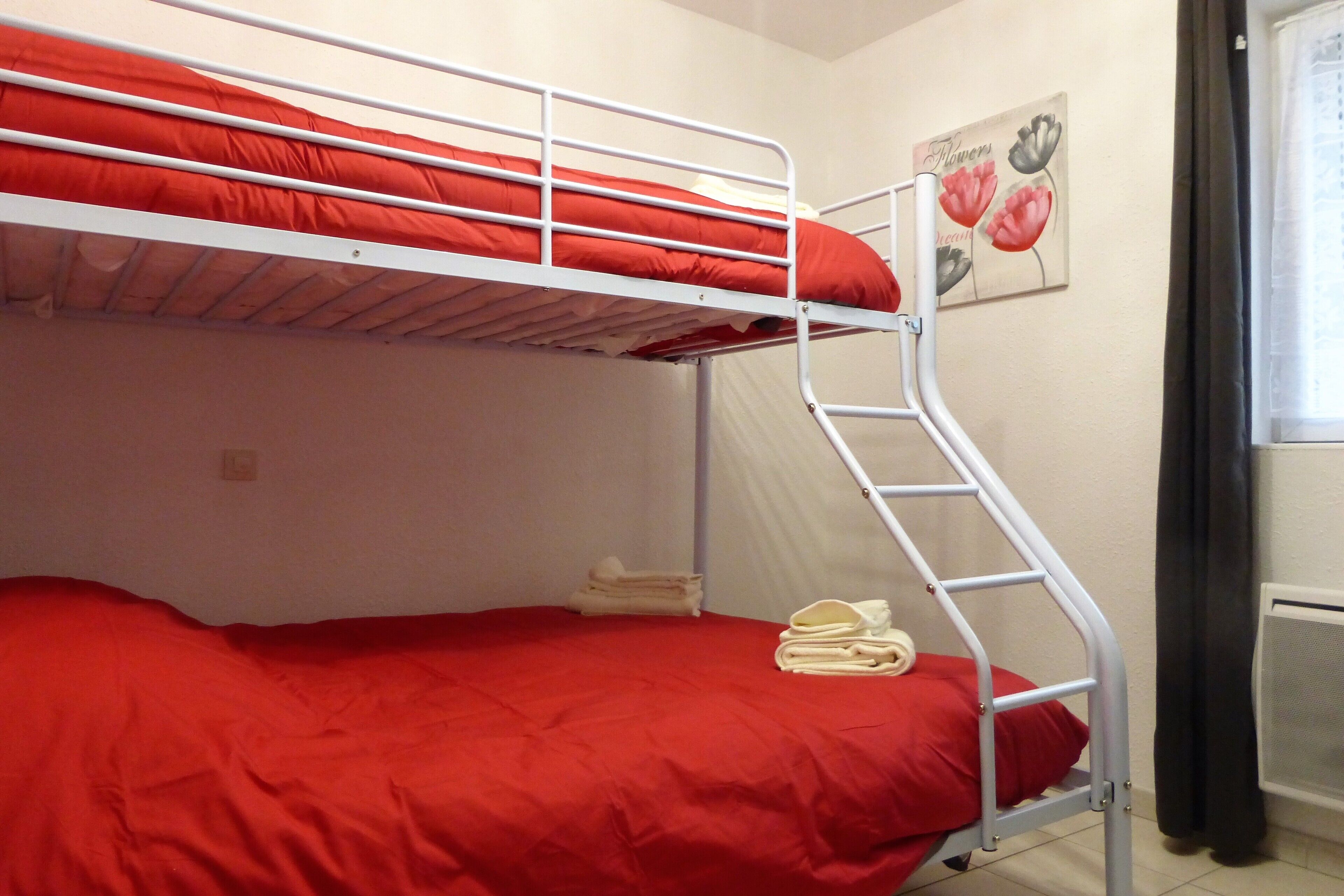 2 chambres, fer et planche à repasser, Wi-Fi, draps fournis